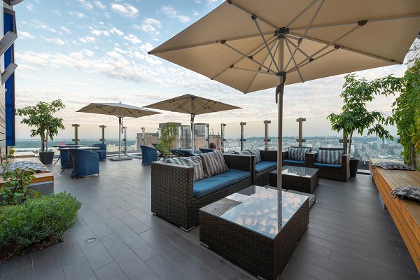 Boutique Hotels with Rooftop Cafes: Where Comfort Meets Skyline Views
